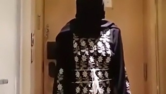 Arabian Lady In Hijab Gets Naughty