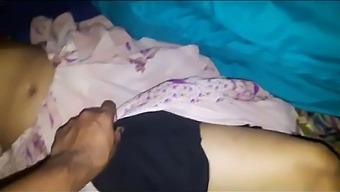 Intialainen Kaunotar Valmistautuu Seksiin Puolisonsa Kanssa